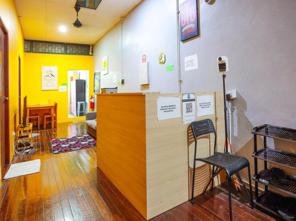 Отель Spot On 90610 Loft Waterfront Кучинг Экстерьер фото