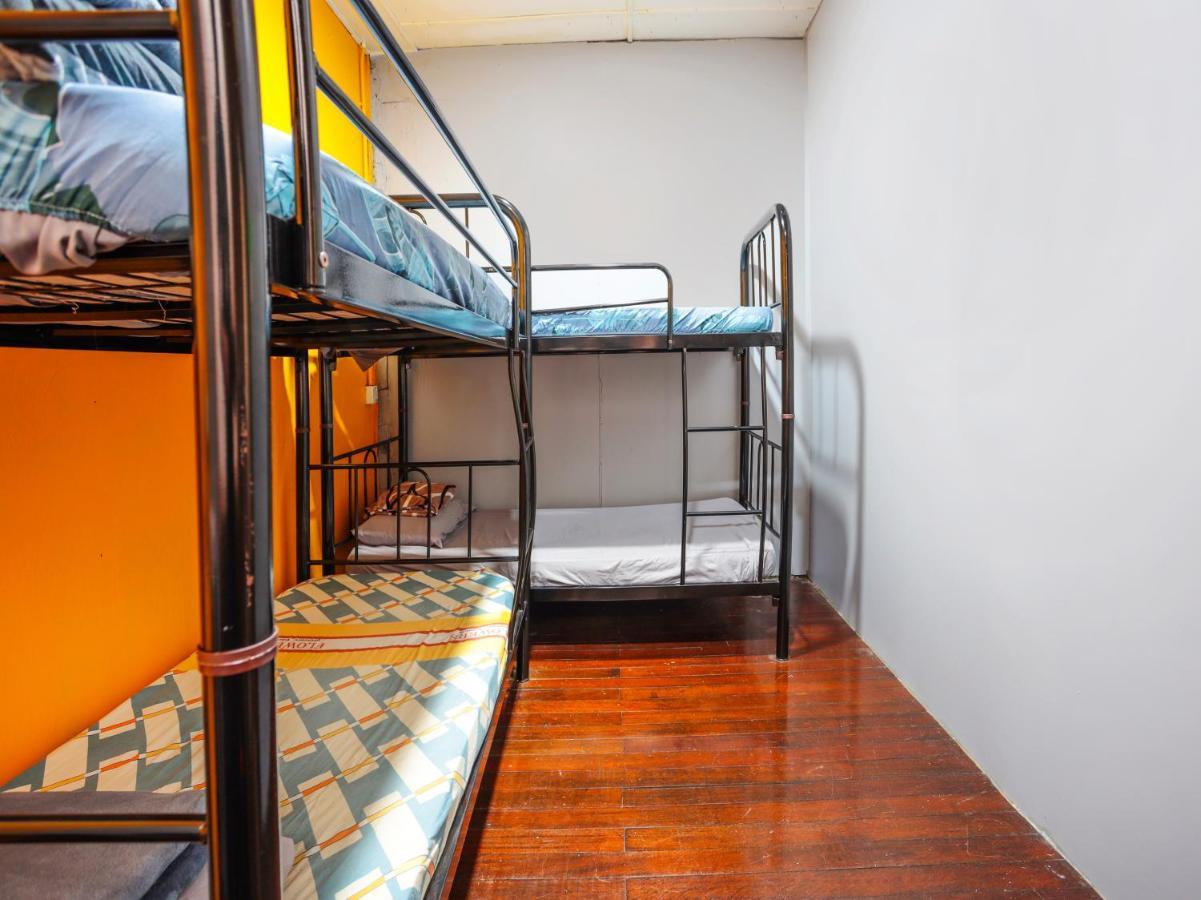 Отель Spot On 90610 Loft Waterfront Кучинг Экстерьер фото