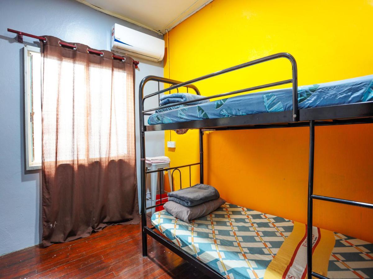 Отель Spot On 90610 Loft Waterfront Кучинг Экстерьер фото